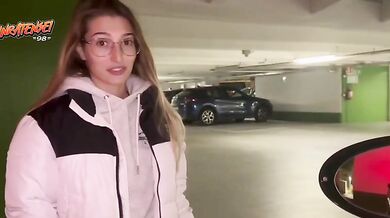 Pompino in macchina in un parcheggio