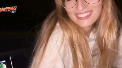 Pompino in macchina in un parcheggio