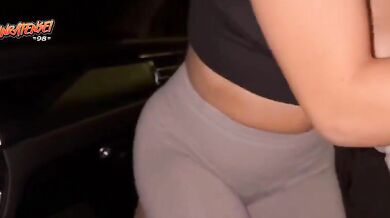 Pompino in macchina in un parcheggio