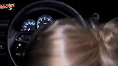 Pompino in macchina in un parcheggio