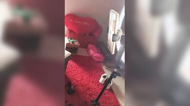 La profumosa si masturba in videochiamata col fan