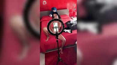 La profumosa si masturba in videochiamata col fan