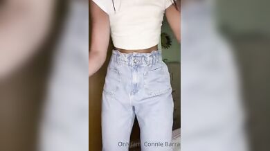 Spogliarello e ditalino morettina social con tette piccole