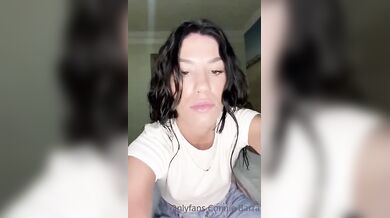 Spogliarello e ditalino morettina social con tette piccole