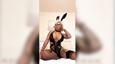 Bionda tettona scopata in live dall'amico