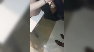 Succhia tre cazzi nella cucina del ristorante