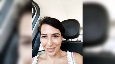 Moglie tettona succhia il cazzo in macchina a suo marito