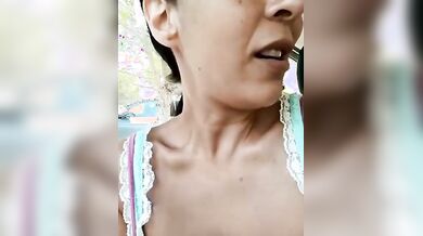 Moglie tettona succhia il cazzo in macchina a suo marito