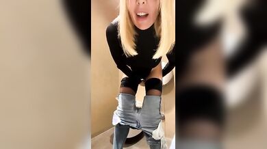 La B0tto nel bagno del centro commerciale si masturba