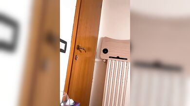 Al cellulare con suo marito scopandosi l'amante