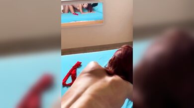 Al cellulare con suo marito scopandosi l'amante