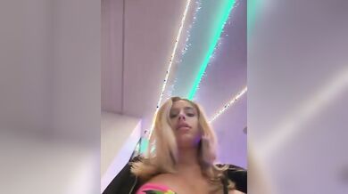 Nel bagno del centro commerciale bionda italiana troia