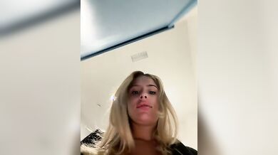 Nel bagno del centro commerciale bionda italiana troia