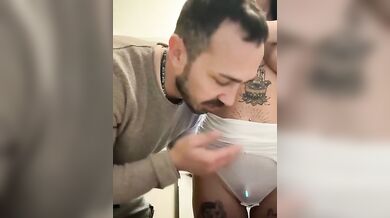 Coppia italiana esibizionista nella cucina del loro bar