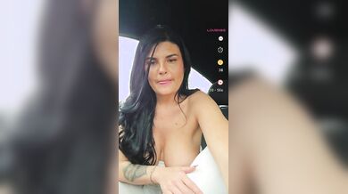 Milf esibizionista tettona in auto