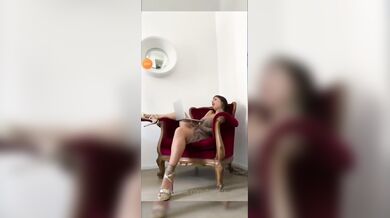 Becca la sorellastra masturbarsi sul divano e la scopa