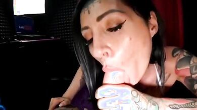 Pompino Milf tettona tatuata sborrata in bocca