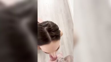 Pompino inginocchiata con venuta in bocca