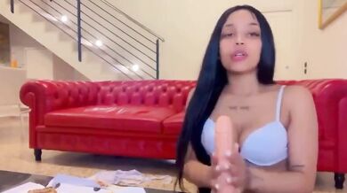 Cosi eccitata che mi masturbo con la pizza