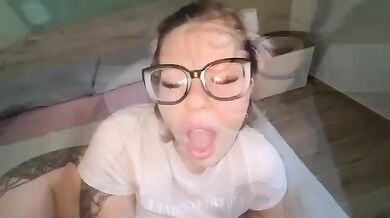 Pompino fidanzata bionda sborrata sugli occhiali