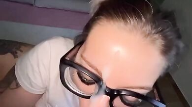 Pompino fidanzata bionda sborrata sugli occhiali