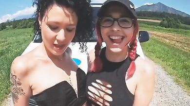 DUe coppiette italiane scopano insieme in macchina