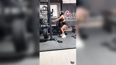Marg0t Milf profumosa prende cazzo in palestra dal personal trainer in palestra