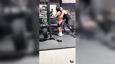 Marg0t Milf profumosa prende cazzo in palestra dal personal trainer in palestra