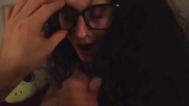 La cuginetta pompinara ingoia tutto