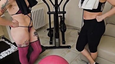 Ginnastica scopandovi con strap on e poi venite a succhiarlo da troie vere