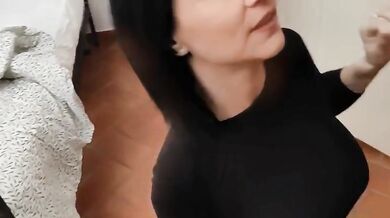 Vediamo come spompini un bel cazzo nero tesoro