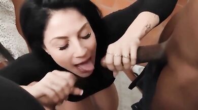 Vediamo come spompini un bel cazzo nero tesoro