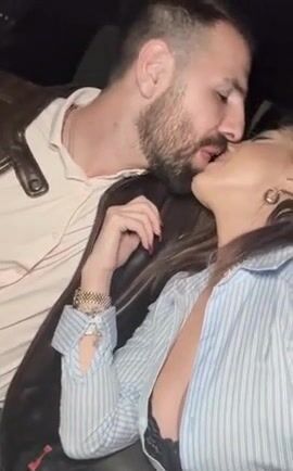 Invitata a cena da un fan lei lo ringrazia con una scopata