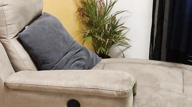 Il sesso con suo marito non la soddisfa e lo psicologo la fa godere