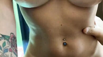 Il sesso con suo marito non la soddisfa e lo psicologo la fa godere