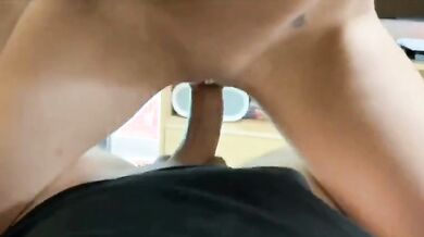 Il sesso con suo marito non la soddisfa e lo psicologo la fa godere