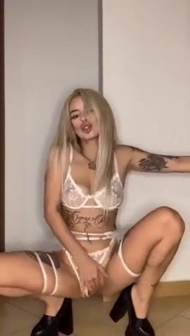 Ditalino e grosso cazzo in fica in lingerie biondina social