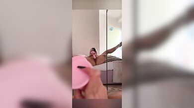 Gode allo specchio bionda italiana