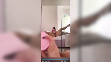 Gode allo specchio bionda italiana