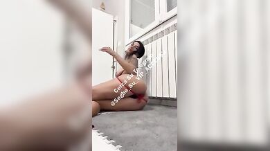 APertuta di cosce con ditino in culo