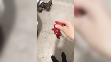 Tre meccanici spompinati in officina