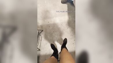 Tre meccanici spompinati in officina