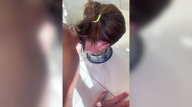 Beve dalla ciotola la mia cagnetta