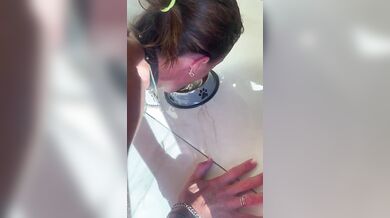 Beve dalla ciotola la mia cagnetta