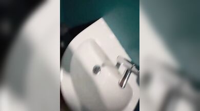 Amica scopata nel bagno della discoteca