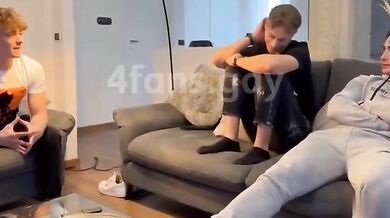 Sbocchinandosi i cazzi sul divano - Filmino gay italiano