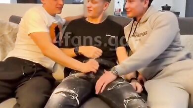 Sbocchinandosi i cazzi sul divano - Filmino gay italiano