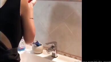 Mo te faccio vedere io ti scopo come una troia