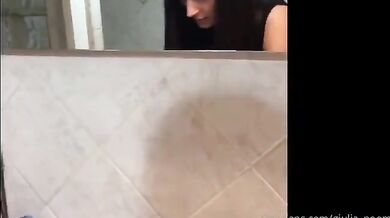 Mo te faccio vedere io ti scopo come una troia