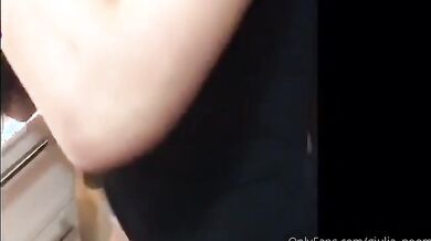 Mo te faccio vedere io ti scopo come una troia